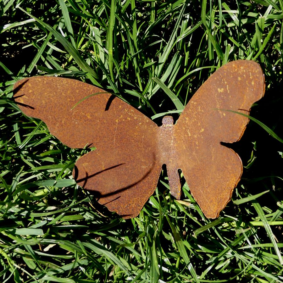 Grand papillon avec pique en fer rouillé