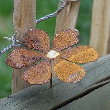 Petite fleur avec pique en fer rouillé