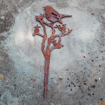 Oiseau sur branche de rosier avec pique en fer rouillé