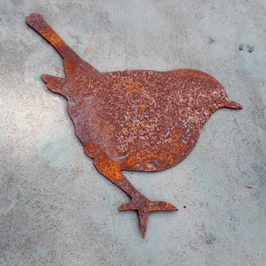 Oiseau roitelet debout avec pique en fer rouillé