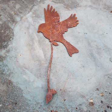 Oiseau volant avec tige de fixation en fer rouillé