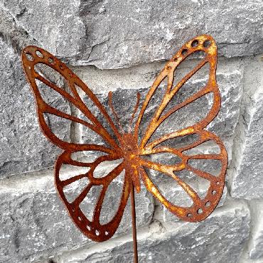 Petit papillon avec ailes découpées à piquer en fer rouillé