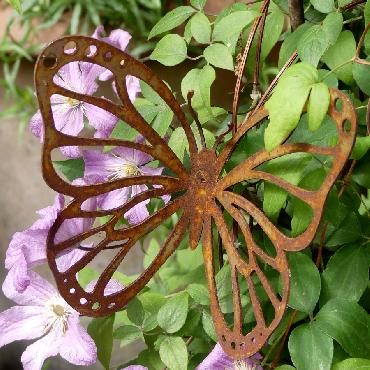 Petit papillon avec ailes découpées à piquer en fer rouillé