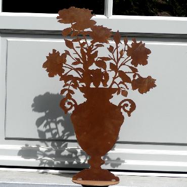 Vase de roses à poser en fer rouillé
