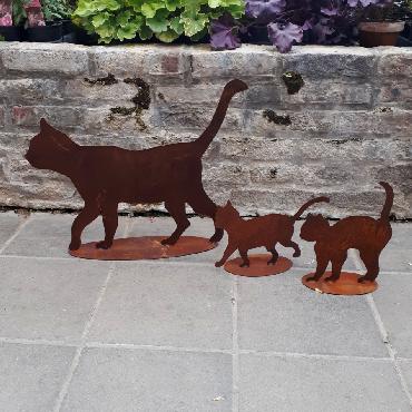 Duo de chatons et chat qui se promènent à poser en fer rouillé