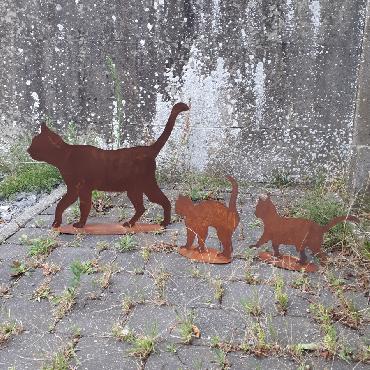 Duo de chatons et chat qui se promènent à poser en fer rouillé