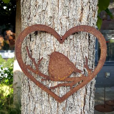 Coeur oiseau sur branche à poser ou à suspendre en fer rouillé