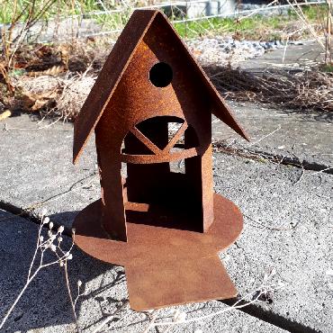 Petite mangeoire oiseaux section ronde toit à 2 versants à piquer en fer rouillé