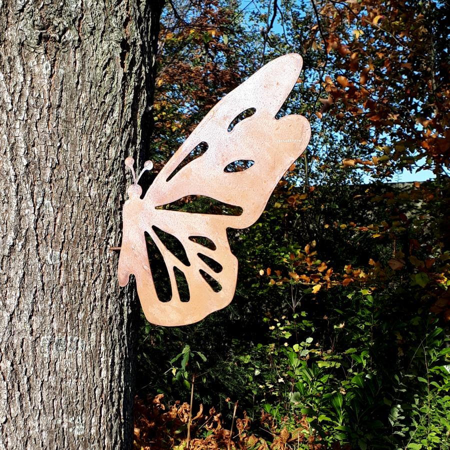 Papillon avec ailes découpées à visser en fer rouillé