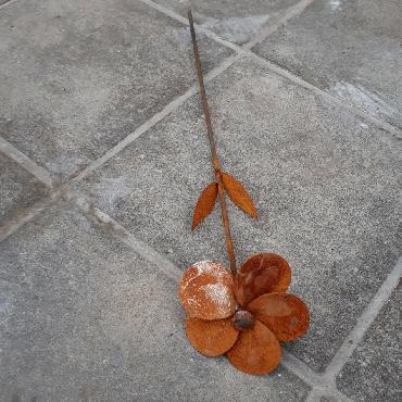 Fleur anémone à piquer en fer rouillé