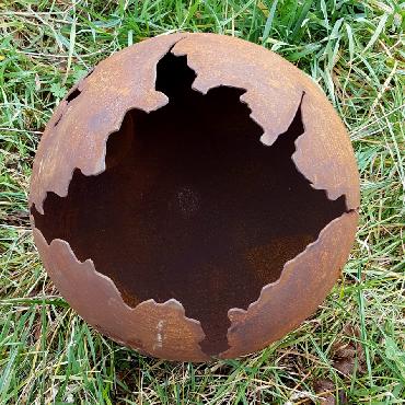 Boule avec crevasses diamètre 25 cm à piquer en fer rouillé