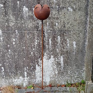 Boule avec crevasses diamètre 25 cm à piquer en fer rouillé