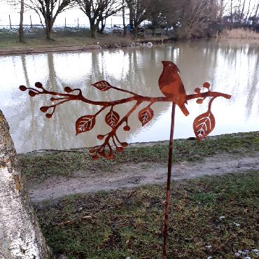 Oiseau sur branche avec fruits H150cm à piquer en fer rouillé