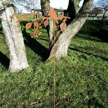 Oiseau sur branche avec fruits H150cm à piquer en fer rouillé