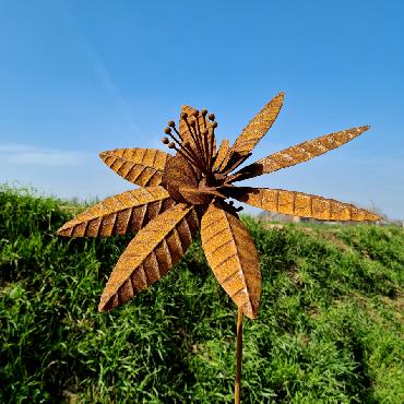 Eolienne fleur marguerite H160xD36cm à piquer en fer rouillé