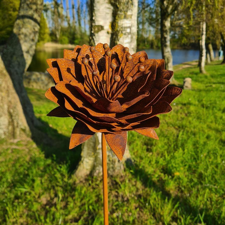 Fleur lotus 3D D20xH130cm à piquer en fer rouillé