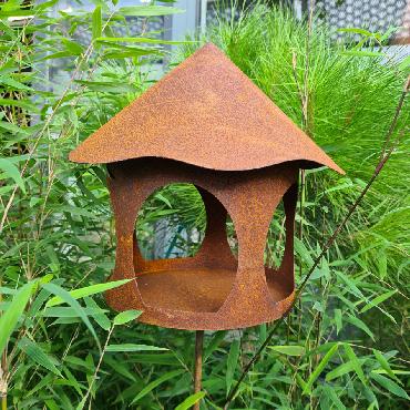 Mangeoire oiseaux toit conique H145cm à piquer en fer rouillé