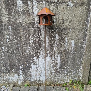 Mangeoire oiseaux toit conique H145cm à piquer en fer rouillé