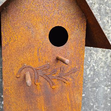 Nichoir oiseaux H60cm avec écureuil à suspendre en fer rouillé