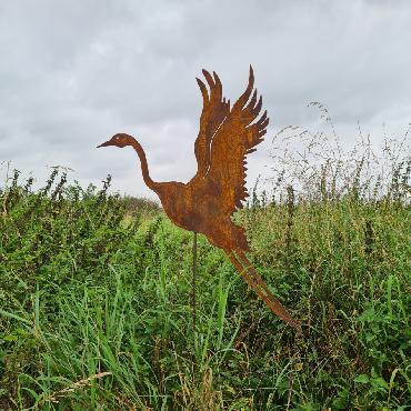 Oiseau héron volant H150cm à piquer en fer rouillé