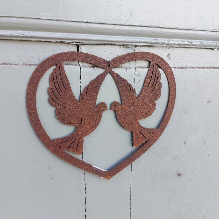 Coeur 2 colombes L20cm à suspendre ou à poser en fer rouillé
