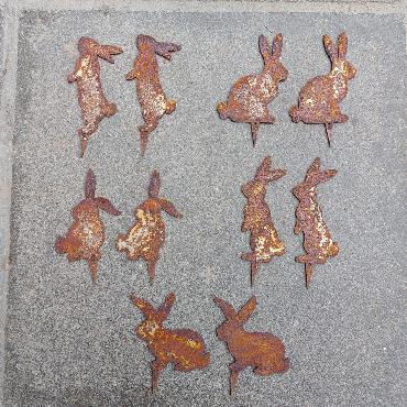 Groupe de 10 mini lapins H6cm avec pique en fer rouillé
