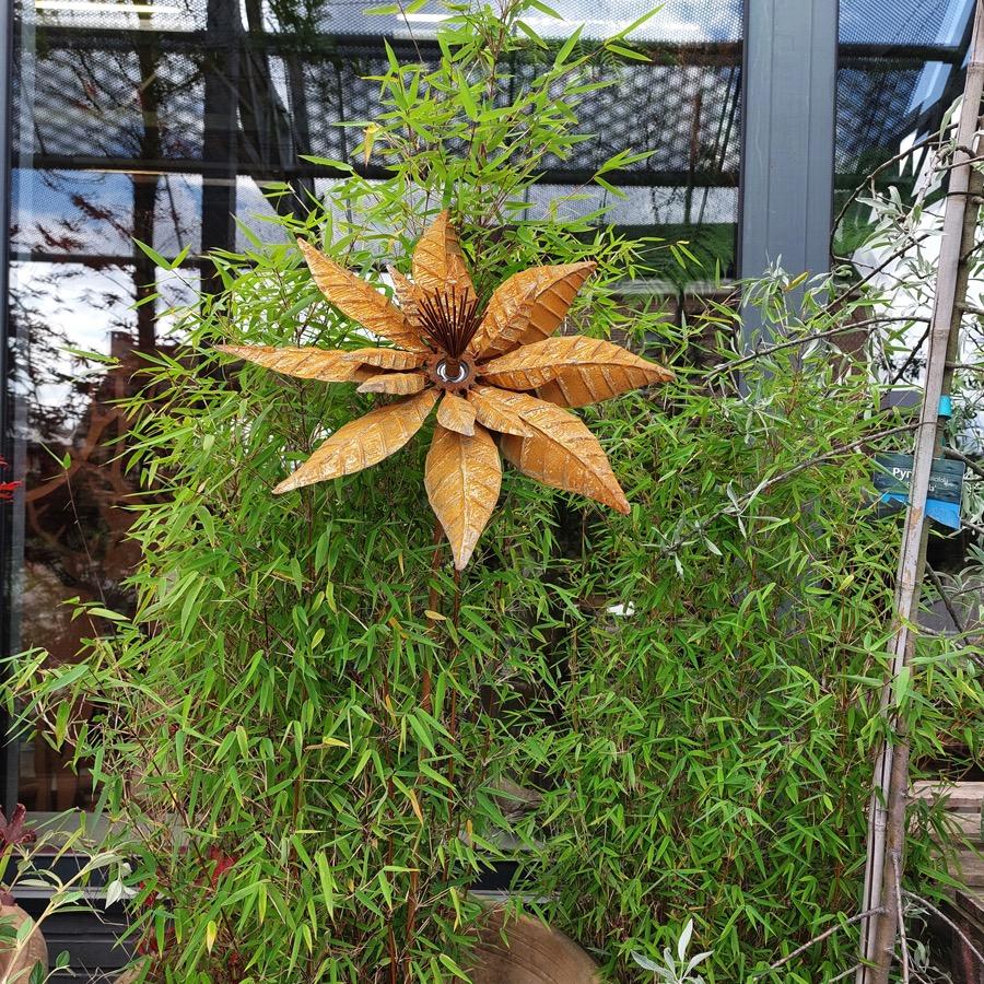 Eolienne fleur clématite simple hélice D37xH160cm à piquer en fer rouillé