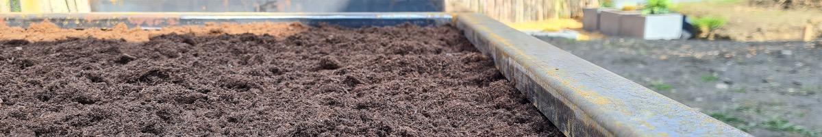 Potagers en carré en acier corten tendance au jardin.